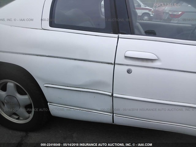 2G1WW12M2V9182952 - 1997 CHEVROLET MONTE CARLO LS 白色 照片 6