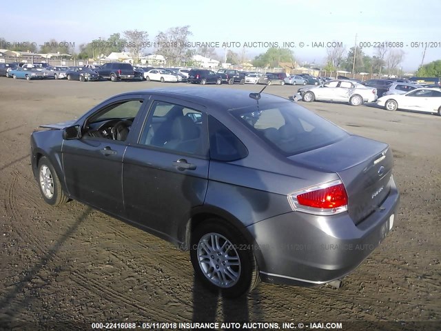 1FAHP3FN6BW121253 - 2011 FORD FOCUS SE GRAY photo 3