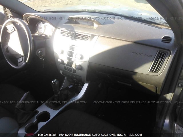 1FAHP3FN6BW121253 - 2011 FORD FOCUS SE GRAY photo 5