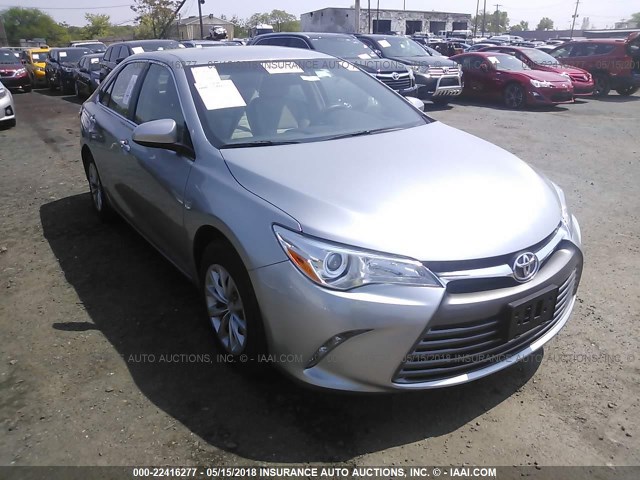 4T4BF1FK7FR489182 - 2015 TOYOTA CAMRY LE/XLE/SE/XSE SILVER photo 1