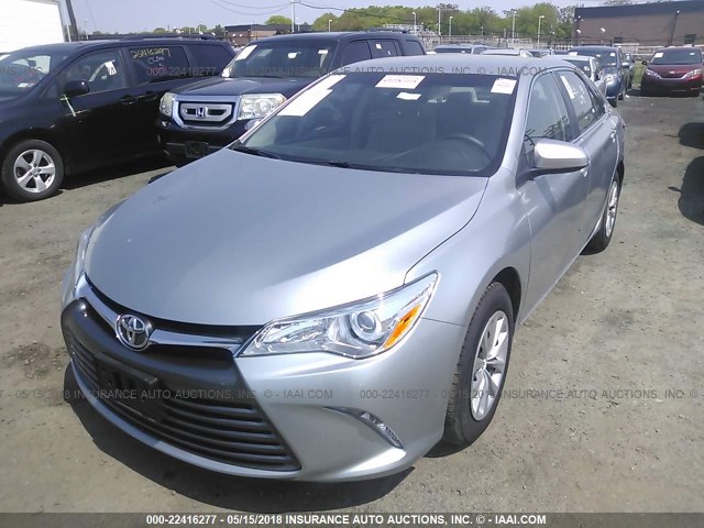 4T4BF1FK7FR489182 - 2015 TOYOTA CAMRY LE/XLE/SE/XSE SILVER photo 2