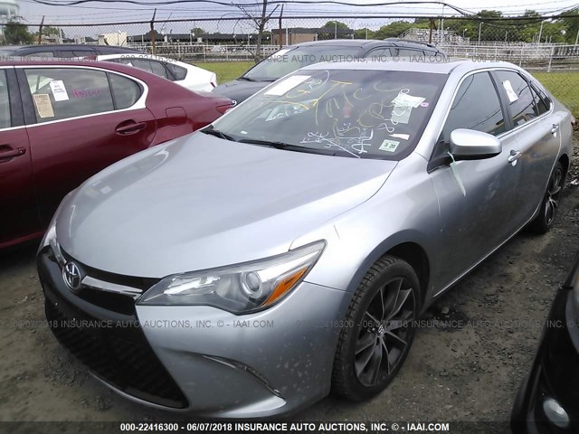 4T1BF1FK7FU882450 - 2015 TOYOTA CAMRY LE/XLE/SE/XSE ვერცხლისფერი ფოტო 2