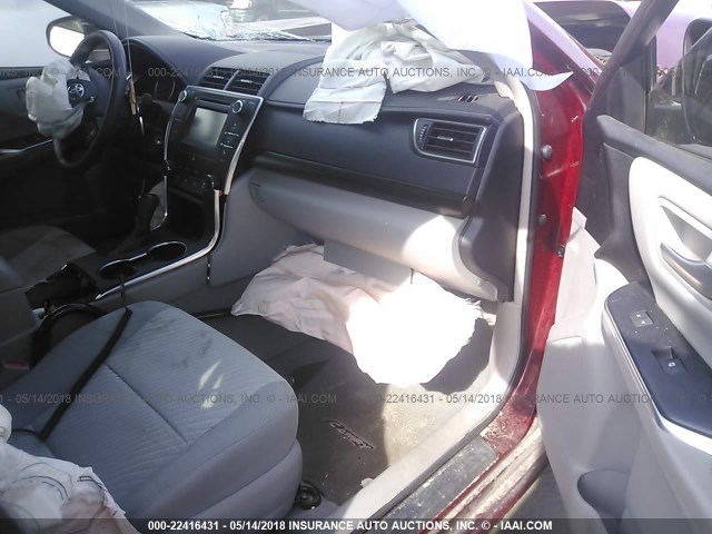 4T1BF1FK2GU532676 - 2016 TOYOTA CAMRY LE/XLE/SE/XSE RED photo 5