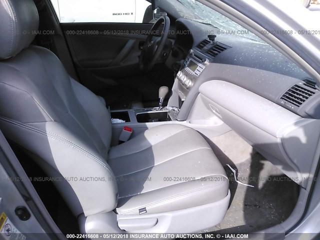 4T1BF3EK3BU175417 - 2011 TOYOTA CAMRY SE/LE/XLE 银色 照片 5