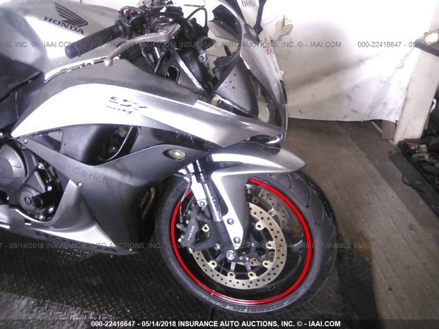 JH2PC40078M102453 - 2008 HONDA CBR600 RR SILVER photo 5