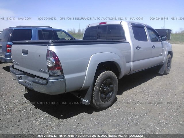 3TMMU4FN0DM058922 - 2013 TOYOTA TACOMA DOUBLE CAB LONG BED SILVER photo 4