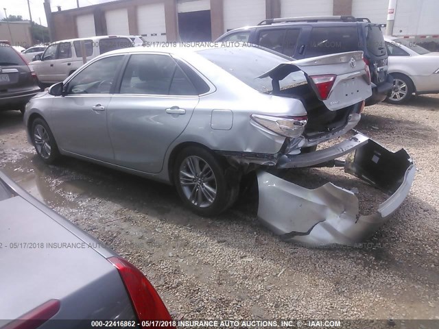 4T1BF1FKXGU141677 - 2016 TOYOTA CAMRY LE/XLE/SE/XSE SILVER photo 3