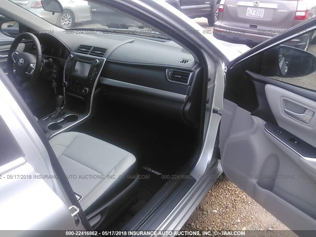 4T1BF1FKXGU141677 - 2016 TOYOTA CAMRY LE/XLE/SE/XSE SILVER photo 5