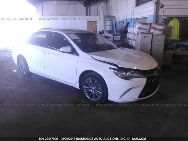 4T1BF1FK7HU364972 - 2017 TOYOTA CAMRY LE/XLE/SE/XSE WHITE photo 1