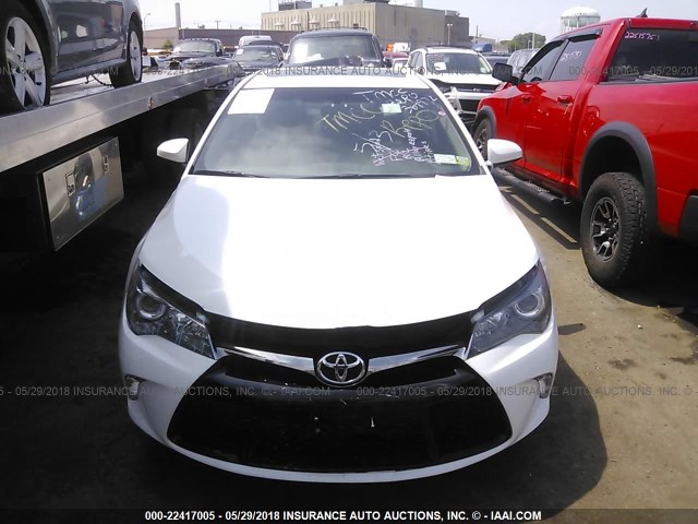 4T1BF1FK7HU364972 - 2017 TOYOTA CAMRY LE/XLE/SE/XSE WHITE photo 10