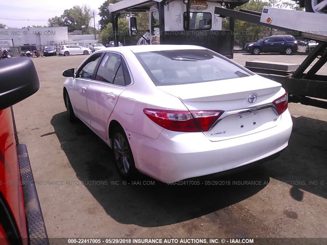 4T1BF1FK7HU364972 - 2017 TOYOTA CAMRY LE/XLE/SE/XSE WHITE photo 3