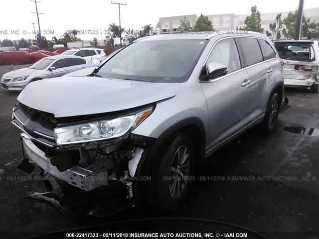 5TDKZRFH2JS527083 - 2018 TOYOTA HIGHLANDER SE/XLE SILVER photo 2