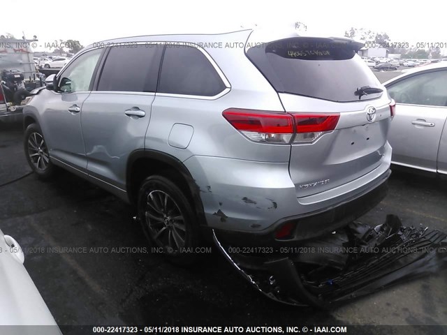 5TDKZRFH2JS527083 - 2018 TOYOTA HIGHLANDER SE/XLE SILVER photo 3