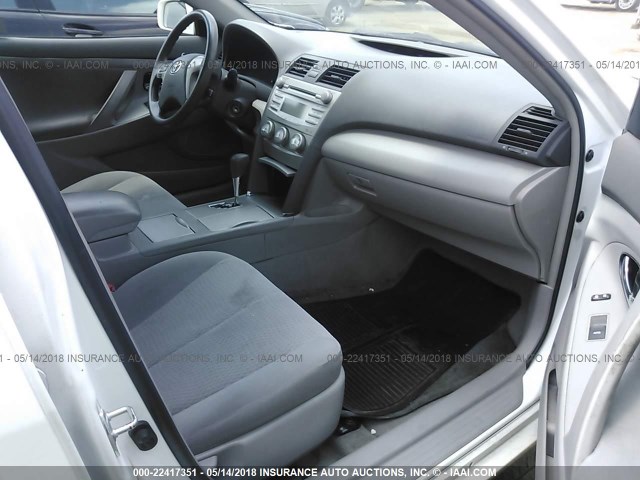 4T1BF3EK7BU681865 - 2011 TOYOTA CAMRY SE/LE/XLE 白色 照片 5