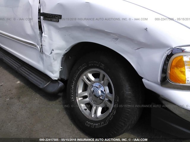 1FMRU15W42LA45924 - 2002 FORD EXPEDITION XLT 白色 照片 6