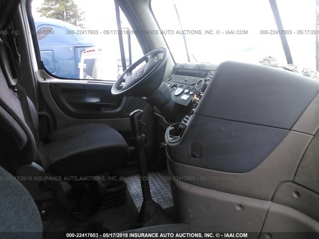 1FUJGLDR8DSBM2645 - 2013 FREIGHTLINER CASCADIA 125  WHITE photo 5