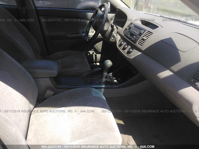 JTDBE32K220006721 - 2002 TOYOTA CAMRY LE/XLE/SE 白色 照片 5