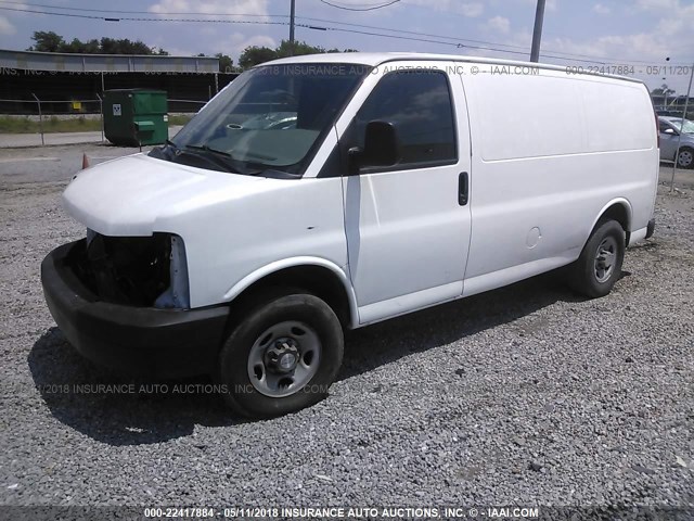 1GCGG25C281233814 - 2008 CHEVROLET EXPRESS G2500  WHITE photo 2