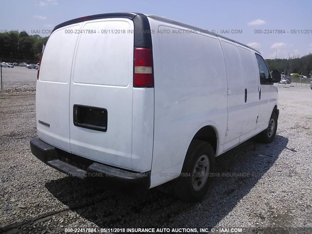 1GCGG25C281233814 - 2008 CHEVROLET EXPRESS G2500  WHITE photo 4