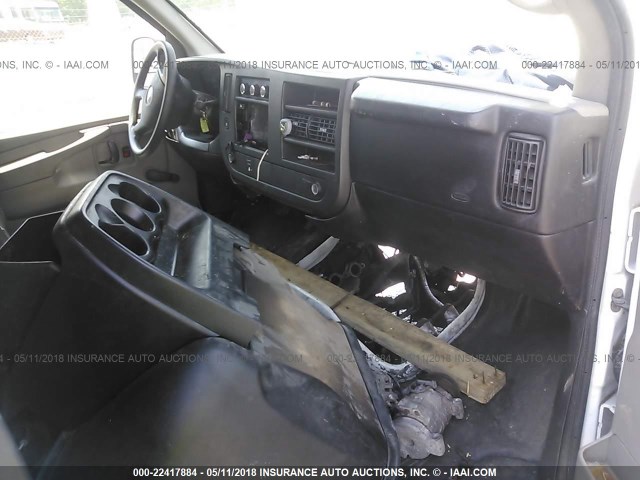 1GCGG25C281233814 - 2008 CHEVROLET EXPRESS G2500  WHITE photo 5