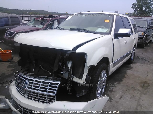 5LMFU28547LJ02865 - 2007 LINCOLN NAVIGATOR WHITE photo 2