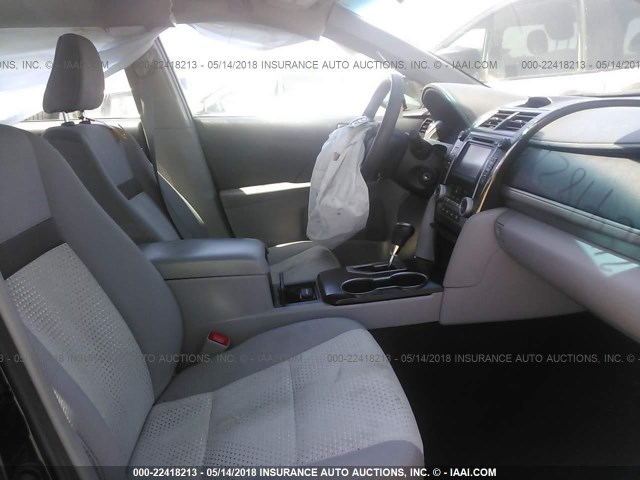 4T1BF1FK0EU423338 - 2014 TOYOTA CAMRY L/SE/LE/XLE 黑色 照片 5