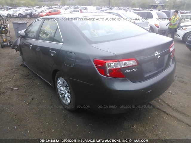 4T4BF1FK2DR330194 - 2013 TOYOTA CAMRY L/SE/LE/XLE GRAY photo 3