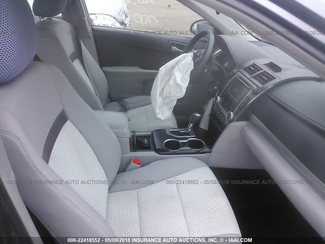 4T4BF1FK2DR330194 - 2013 TOYOTA CAMRY L/SE/LE/XLE GRAY photo 5