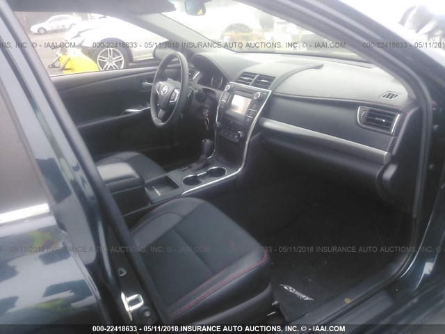 4T1BF1FK0GU546866 - 2016 TOYOTA CAMRY LE/XLE/SE/XSE BLUE photo 5