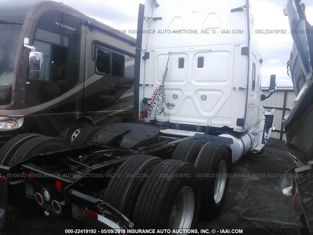 3AKJGLD54GSGZ3249 - 2016 FREIGHTLINER CASCADIA 125  WHITE photo 4