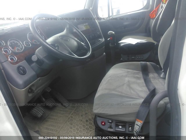 3AKJGLD54GSGZ3249 - 2016 FREIGHTLINER CASCADIA 125  WHITE photo 5