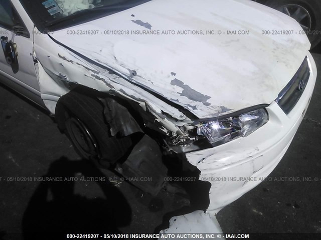 4T1BG22K21U858221 - 2001 TOYOTA CAMRY CE/LE/XLE 白色 照片 6