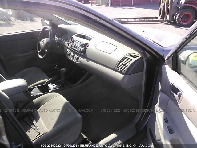 JTDBF32K530127502 - 2003 TOYOTA CAMRY LE/XLE Grau Foto 5