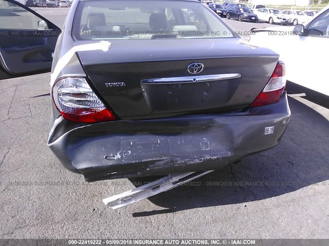 JTDBF32K530127502 - 2003 TOYOTA CAMRY LE/XLE Grau Foto 6