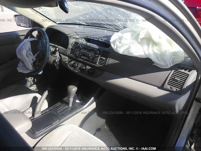 4T1BF32K42U530356 - 2002 TOYOTA CAMRY LE/XLE/SE 银色 照片 5