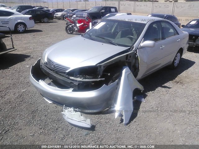 4T1BE32K75U559762 - 2005 TOYOTA CAMRY LE/XLE/SE SILVER photo 2