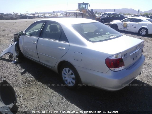 4T1BE32K75U559762 - 2005 TOYOTA CAMRY LE/XLE/SE ვერცხლისფერი ფოტო 3