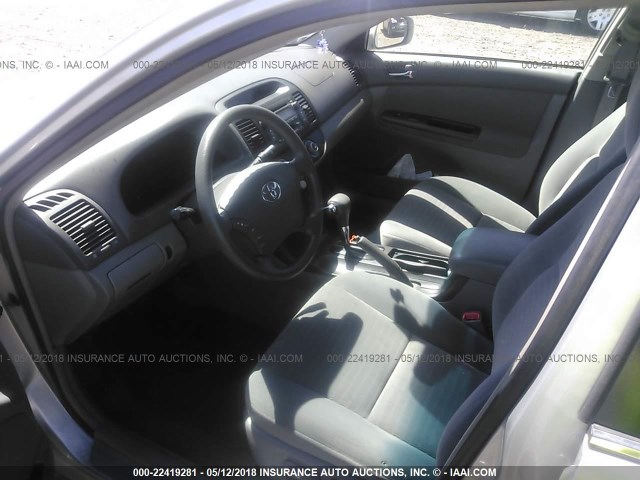 4T1BE32K75U559762 - 2005 TOYOTA CAMRY LE/XLE/SE ვერცხლისფერი ფოტო 5