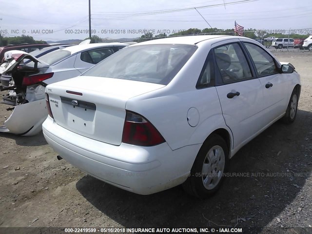 1FAFP34N97W187877 - 2007 FORD FOCUS ZX4/S/SE/SES WHITE photo 4
