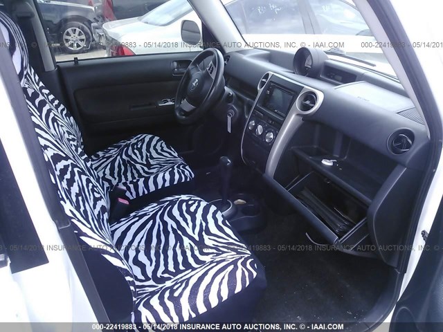 JTLKT324164091948 - 2006 TOYOTA SCION XB WHITE photo 5