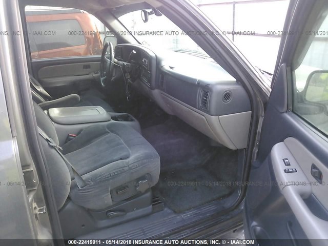 1GNEC16T11J305305 - 2001 CHEVROLET SUBURBAN C1500 GRAY photo 5