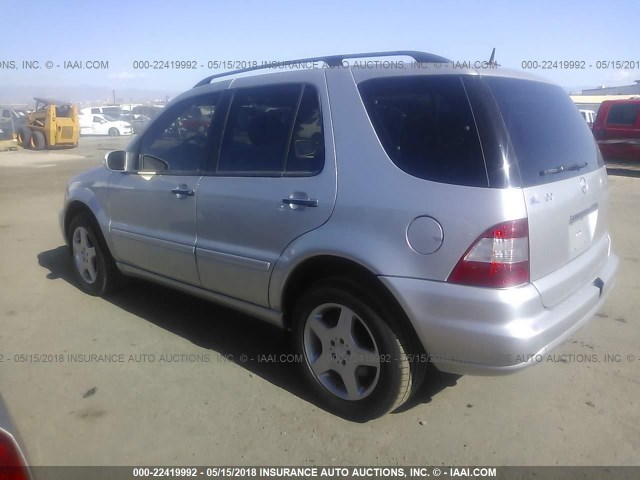 4JGAB75EX2A364267 - 2002 MERCEDES-BENZ ML 500 SILVER photo 3