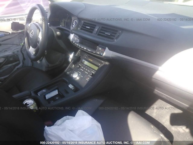 JTHKD5BHXD2126758 - 2013 LEXUS CT 200 WHITE photo 5