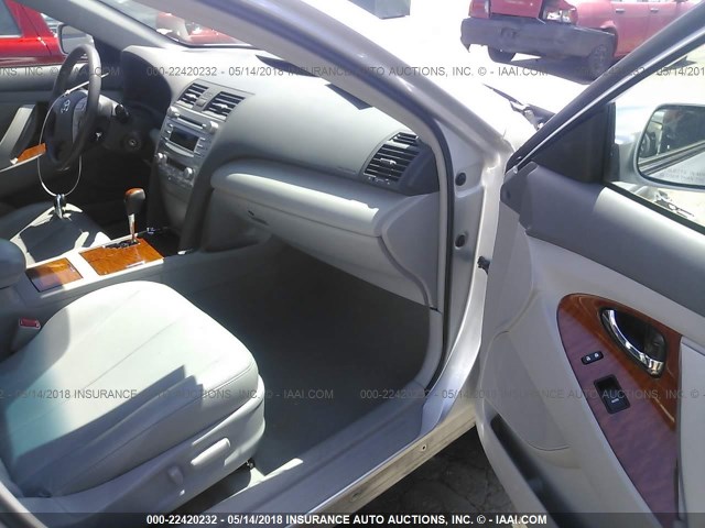 4T4BF3EK7BR188659 - 2011 TOYOTA CAMRY SE/LE/XLE 银色 照片 5