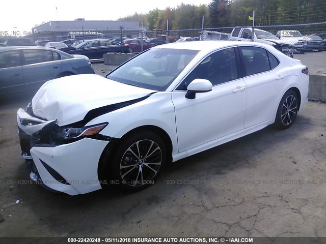 4T1B11HK4JU571577 - 2018 TOYOTA CAMRY L/LE/XLE/SE/XSE WHITE photo 2