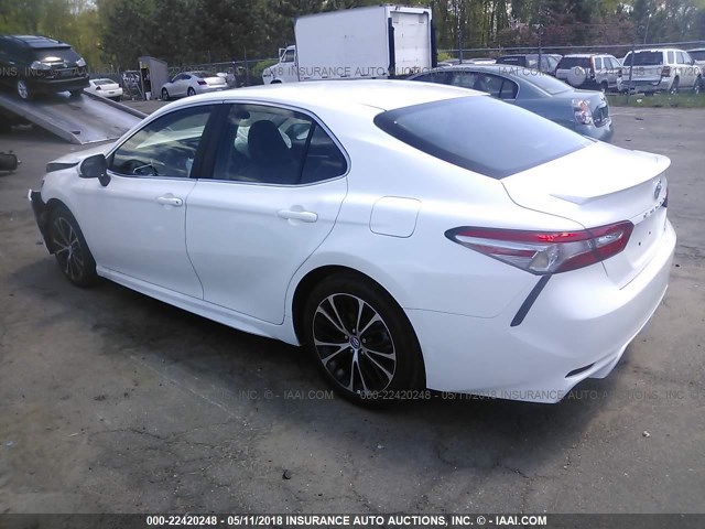 4T1B11HK4JU571577 - 2018 TOYOTA CAMRY L/LE/XLE/SE/XSE WHITE photo 3