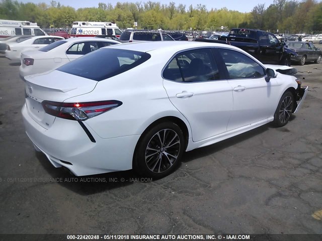 4T1B11HK4JU571577 - 2018 TOYOTA CAMRY L/LE/XLE/SE/XSE WHITE photo 4