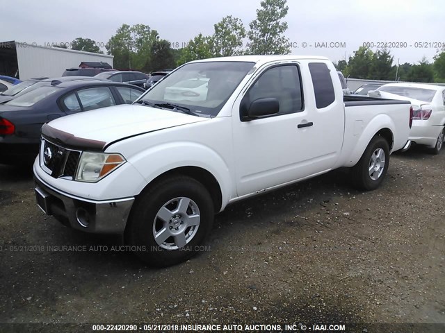 1N6AD06U36C477108 - 2006 NISSAN FRONTIER KING CAB LE/SE/OFF ROAD WHITE photo 2