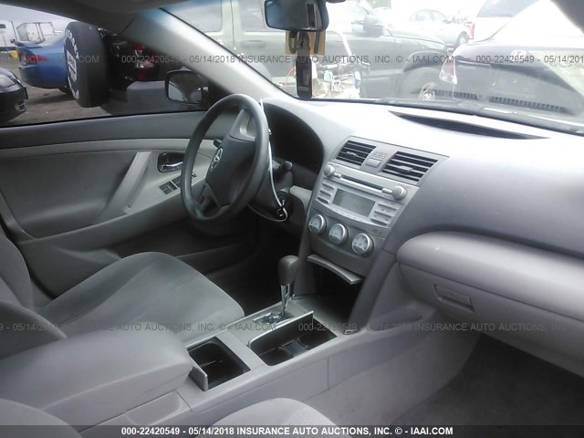 4T1BF3EK2BU614834 - 2011 TOYOTA CAMRY SE/LE/XLE GRAY photo 5