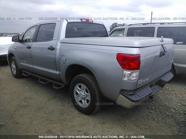 5TFEY5F10CX131162 - 2012 TOYOTA TUNDRA CREWMAX SR5 SILVER photo 3